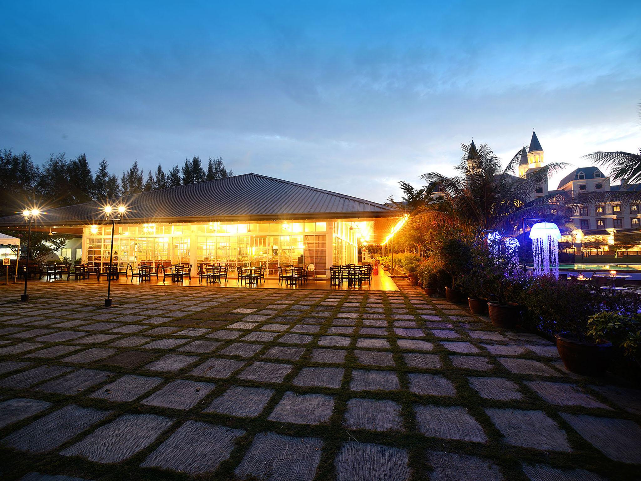 Bella Vista Waterfront Resort, Kuah Langkawi Exterior photo